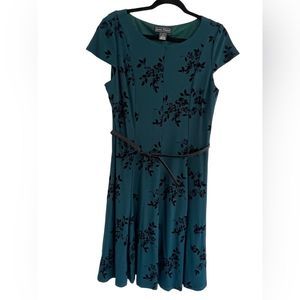 Jessica Howard Women Sleeveless Midi Dress. Size 14. Color Green and Black.